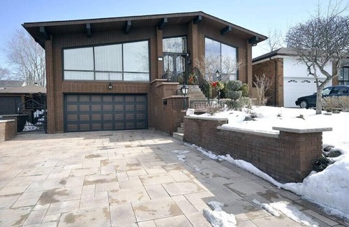 Humber Summit House | Spacious Lotus Room in A Stunning Chalet Style Home - YYZ