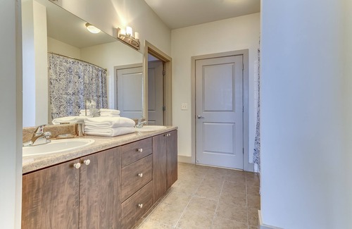 SoNo Apartment | Spacious Lux 1BD|Heart of ATL|4K TV|Self-Check In|Loaded Kitchen & Bathroom