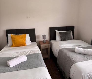 Walsall House | Spacious Luxurious Serviced Accommodation 1