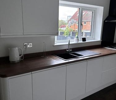 Walsall House | Spacious Luxurious Serviced Accommodation 1