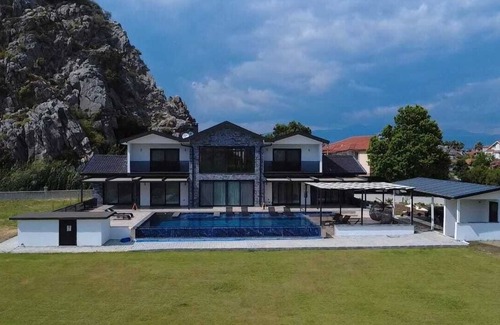 Dalyan City Center Villa | Spacious luxury 5-bedroom villa in wonderful Muğla with AC