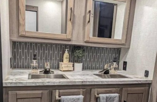 New Market House | Spacious Luxury 5th Wheel for 2