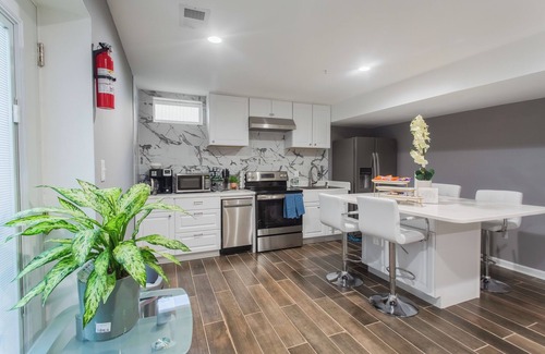 Montpelier House | Spacious Luxury 8BR Family Retreat Near DC - Perfect for Groups & Families