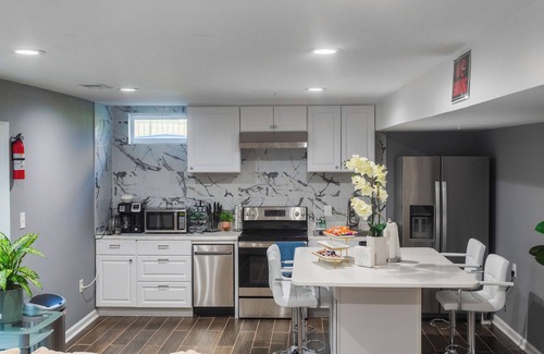 Montpelier House | Spacious Luxury 8BR Family Retreat Near DC - Perfect for Groups & Families