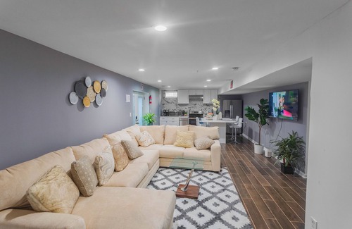 Montpelier House | Spacious Luxury 8BR Family Retreat Near DC - Perfect for Groups & Families