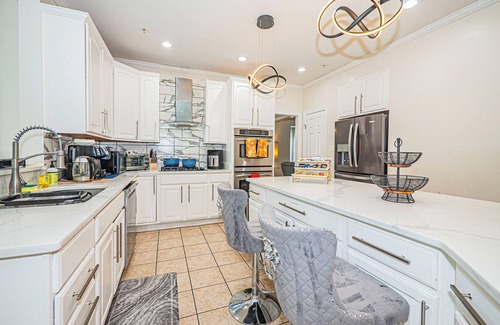 Montpelier House | Spacious Luxury 8BR Family Retreat Near DC - Perfect for Groups & Families