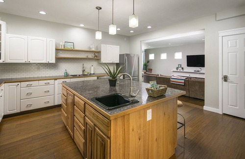 Windsor House | Spacious Luxury ~ Downtown Windsor ~ Locust Estates