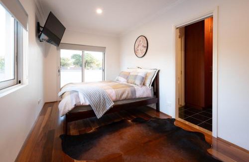Eastlakes House | Spacious Luxury Home nr Sydney Airport, CBD & Beaches