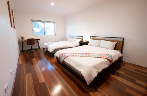 Eastlakes House | Spacious Luxury Home nr Sydney Airport, CBD & Beaches