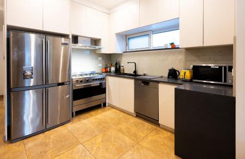 Eastlakes House | Spacious Luxury Home nr Sydney Airport, CBD & Beaches