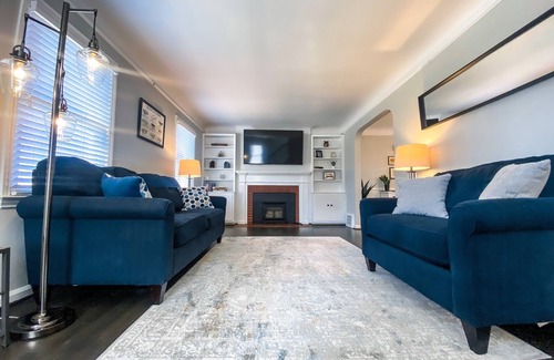 Royal Oak House | Spacious Luxury Home near Beaumont in Royal Oak*ALLERGY FRIENDLY