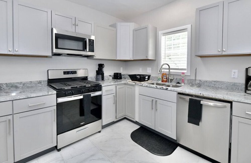 Near Eastside House | Spacious, Luxury Retreat: Ideal for Large Groups, Minutes from Downtown Indianapolis