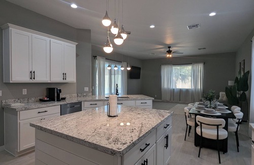 Rovey Farm Estates House | Spacious Luxury Retreat in the Heart of Glendale with All Amenities