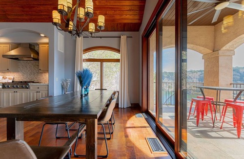 Oak Shores On Lake Austin House | Spacious Luxury Retreat: Ideal for Groups, Families & Couples Seeking Serenity