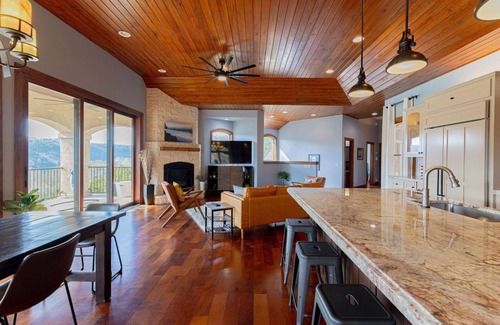 Oak Shores On Lake Austin House | Spacious Luxury Retreat: Ideal for Groups, Families & Couples Seeking Serenity