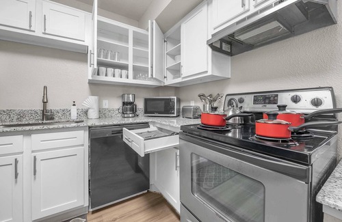 Pleasant Valley Apartment | Spacious Luxury Retreat: 4 BR/4 BA Oasis near DT