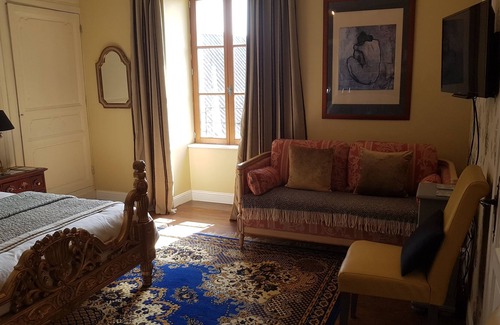 Cast Apartment | Spacious luxury Studio Room with king-size bed, and freestanding bath