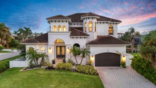 Connors House | Spacious Luxury Waterfront Retreat with Pool & Spa