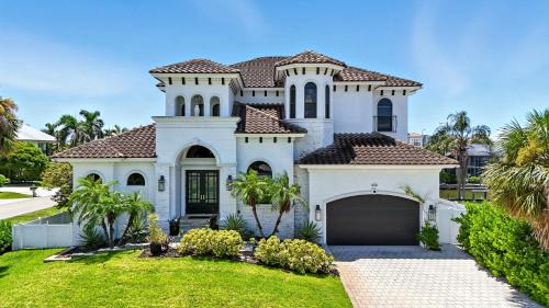 Connors House | Spacious Luxury Waterfront Retreat with Pool & Spa