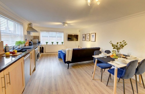 Leamington Spa Apartment | Spacious, modern 2 bed apt w/parking & Netflix