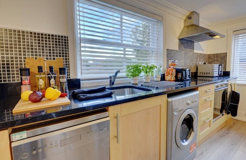 Leamington Spa Apartment | Spacious, modern 2 bed apt w/parking & Netflix