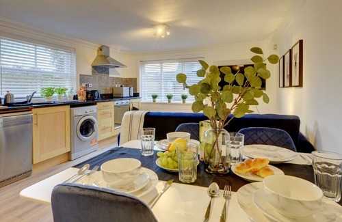 Leamington Spa Apartment | Spacious, modern 2 bed apt w/parking & Netflix