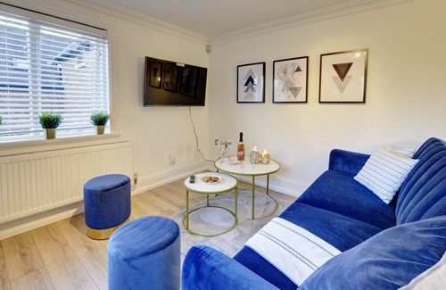 Leamington Spa Apartment | Spacious, modern 2 bed apt w/parking & Netflix