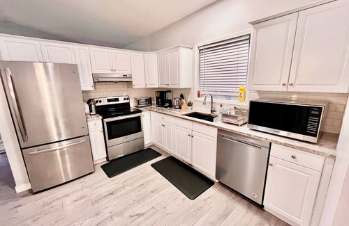 Southwest Calgary House | Spacious main floor suite in detached bungalow w/Garage & Kitchen