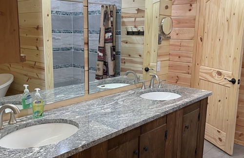 Moscow House | Spacious master suite in basement of log home. 10 minutes from Moscow!