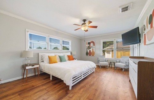 Del Mar House | Spacious MCM vacation home w/ private pool in the heart of Corpus Christi!!!!!!!