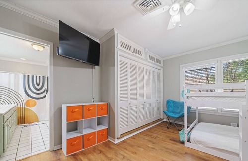 Del Mar House | Spacious MCM vacation home w/ private pool in the heart of Corpus Christi!!!!!!!