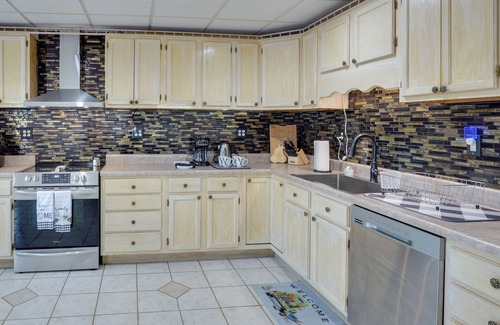 McMinnville House | Spacious McMinnville Vacation Home w/Gas Grill!