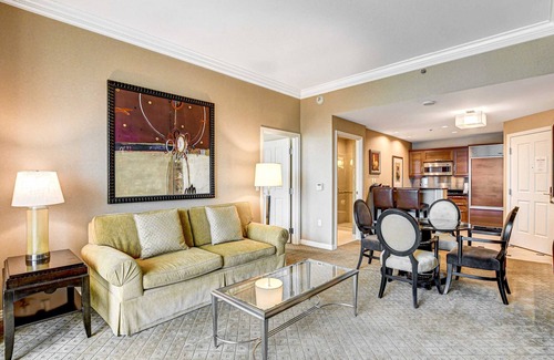 Las Vegas Apartment | Spacious MGM Studio | Topgolf Pool Views 07718