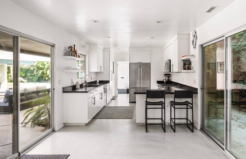 Crenshaw House | Spacious Mid- Century 4-bedroom house with Pool charming Los Angeles