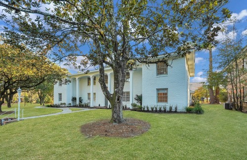 Abercorn Heights Apartment | Spacious Mid-Century Art Haven (Ext'd Stay Discounts Available)