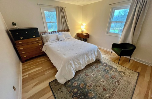 Kalamazoo House | Spacious Mid-Century 5-bedroom house, Reunion & Retreat Ready