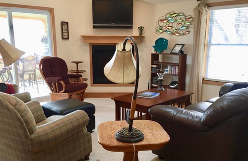 Lansing House | Spacious Mississippi River get away with all the comforts of home, 4 bed, 3 bath