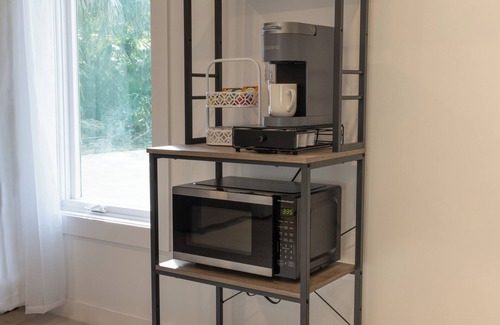 Naples Apartment | Spacious Modern 1B Studio w Patio, W&D
