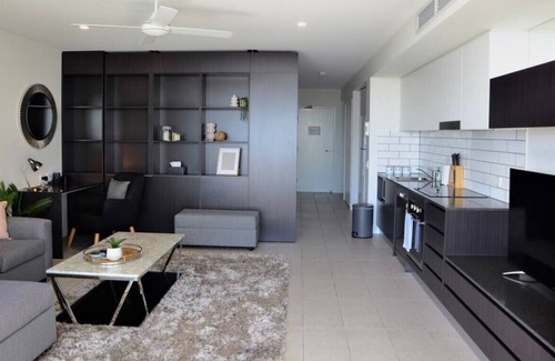 Birtinya Apartment | Spacious modern 1brm apartment with water views