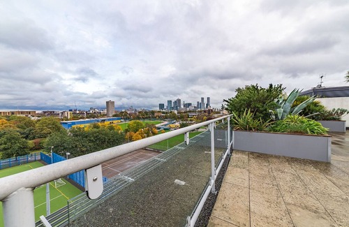 St. Dunstan's Apartment | Spacious, modern 2 double bedroom 1st floor flat in Mile End in quiet park