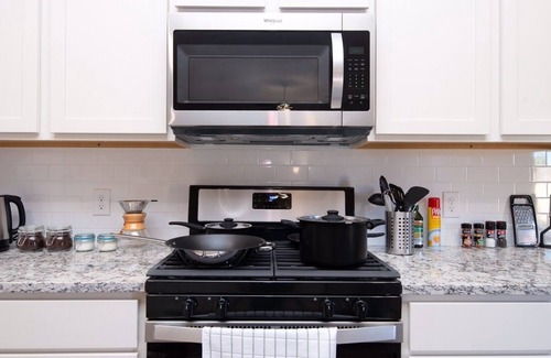 Anna House | Spacious, modern, 2 KING beds FREE wifi & parking