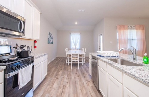 Anna House | Spacious, modern, 2 KING beds FREE wifi & parking