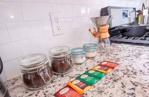 Anna House | Spacious, modern, 2 KING beds FREE wifi & parking