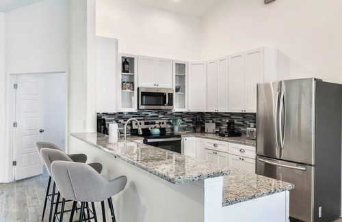 Bridgewater Crossing House | Spacious, modern 4-bedroom house with private pool!