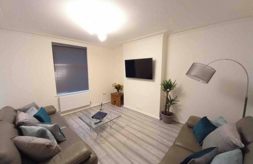 Bangor House | Spacious & Modern 4 Bedroom Holiday Home Gwynedd
