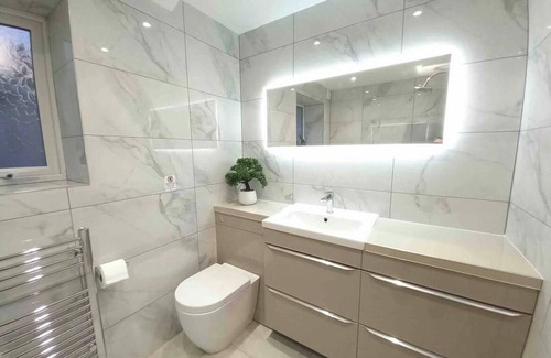 Bangor House | Spacious & Modern 4 Bedroom Holiday Home Gwynedd