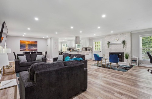 Decatur House | Spacious Modern 5 Bdrm,3 Bath, w/AirHockey,Foosball Table,HotTub &SUMMER:Pool