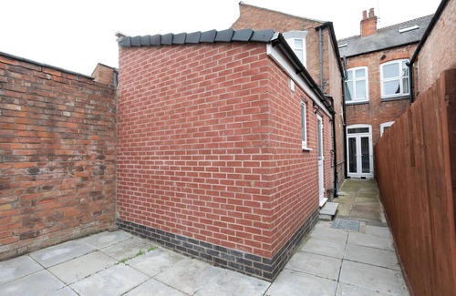 Thorpe Satchville House | Spacious Modern 5 Bedroom Home Getaway Near City Center-Sleeps 10+