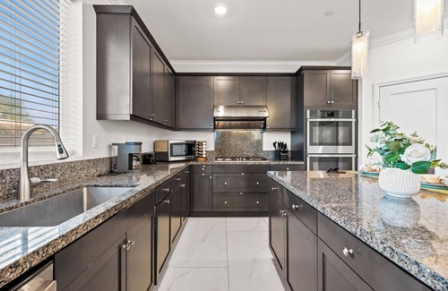 Ontario House | Spacious modern/6BR/8 Beds/3 king beds/Foosball table