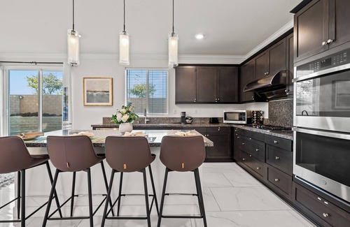 Ontario House | Spacious modern/6BR/8 Beds/3 king beds/Foosball table